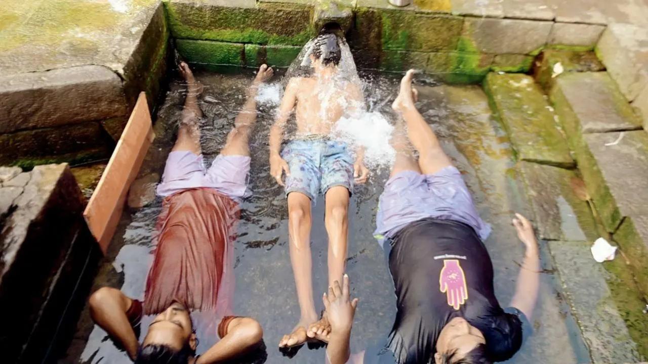 Rinse Well before Wash: Youngsters escape the summer heat in the cool waters of a tank at Banganga in Walkeshwar. Pic/Bipin Kokate